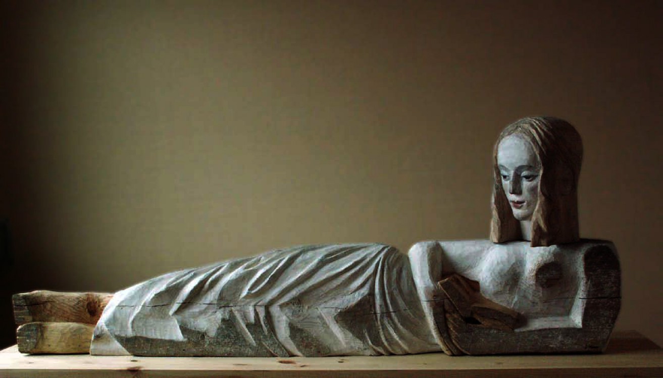 <h1><a href='/medlemmar/asa-holmlund'>Åsa Holmlund</a></h1><h4>"Läsande"  furu, 110 cm </h4>