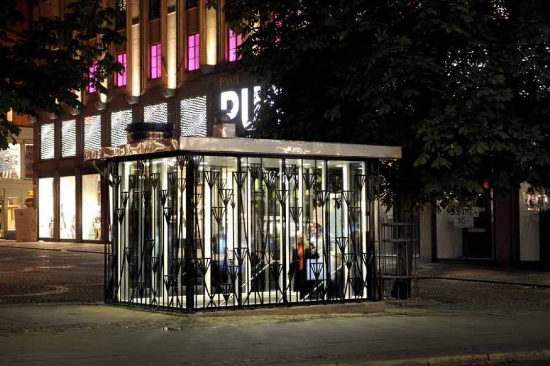 <h1><a href='/medlemmar/hakan-bull'>Håkan Bull</a></h1><h4>"Papyrus", Hötorget Stockholm, Järnsmide runt glashus 2008, för Stockholm Parkering AB</h4>