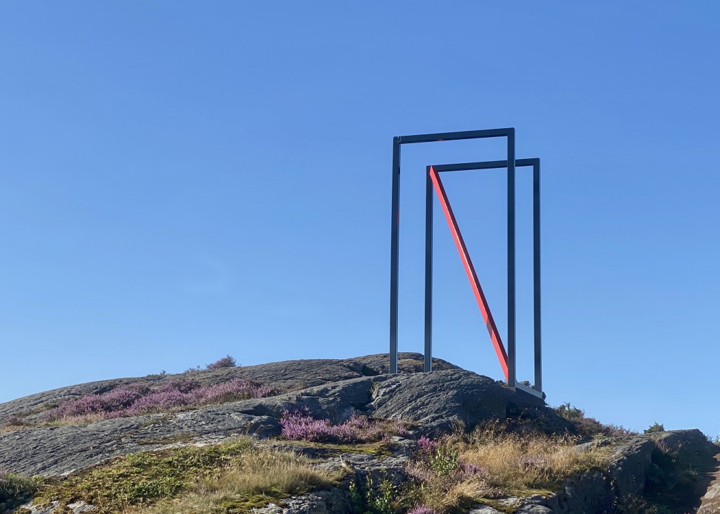 <h1><a href='/medlemmar/ingela-palmertz'>Ingela Palmertz</a></h1><h4>DIAGONAL IN ROOM, 2020. Iron and polyurethane coating, height 470 cm. Skulptur i Pilane 2020, Tjörn. Foto Peter Lennby</h4>