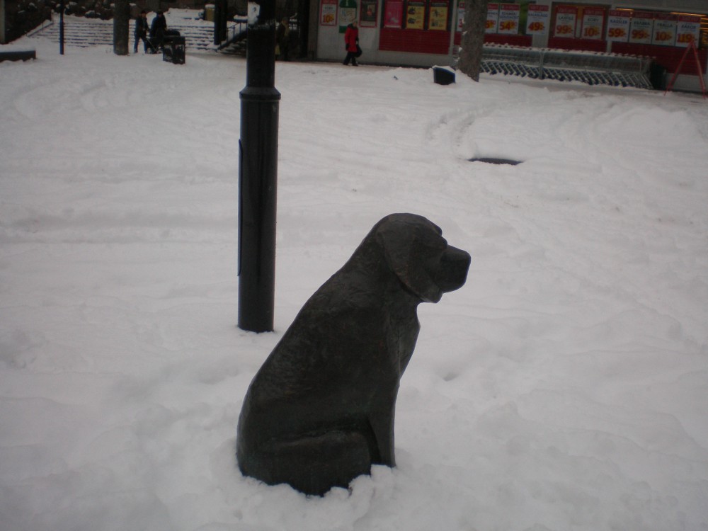 <h1><a href='/medlemmar/kristina-hall'>Kristina Häll</a></h1><h4>"I stora världen", bronsskulptur i Kärrtorps Centrum 2007</h4>